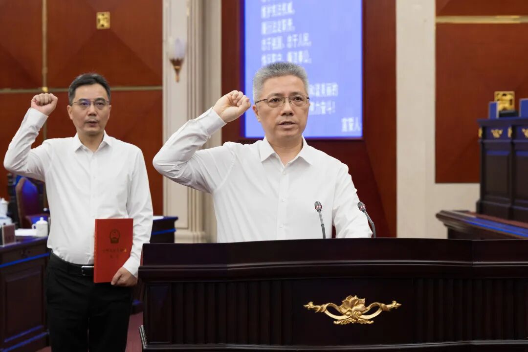 市十六届人大常委会第三十三次会议决定，朱忠明任上海市副市长、代理市长