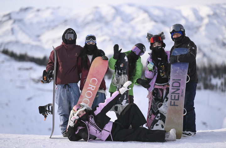 2025年1月28日,来自浙江的“95后”姑娘张琦彬(前)与一起滑雪过年的同伴们在新疆阿勒泰将军山国际滑雪度假区合影。新华社记者 胡虎虎 摄.jpeg 2025年1月28日,来自浙江的“95后”姑娘张琦彬(前)与一起滑雪过年的同伴们在新疆阿勒泰将军山国际滑雪度假区合影。新华社记者 胡虎虎 摄.jpeg