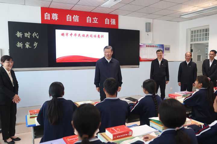 6月18日至19日,中共中央总书记、国家主席、中央军委主席习近平在青海考察。这是18日下午,习近平在果洛西宁民族中学高一(1)班观摩“新时代、新家乡”主题思政课。 .jpg 6月18日至19日,中共中央总书记、国家主席、中央军委主席习近平在青海考察。这是18日下午,习近平在果洛西宁民族中学高一(1)班观摩“新时代、新家乡”主题思政课。 .jpg
