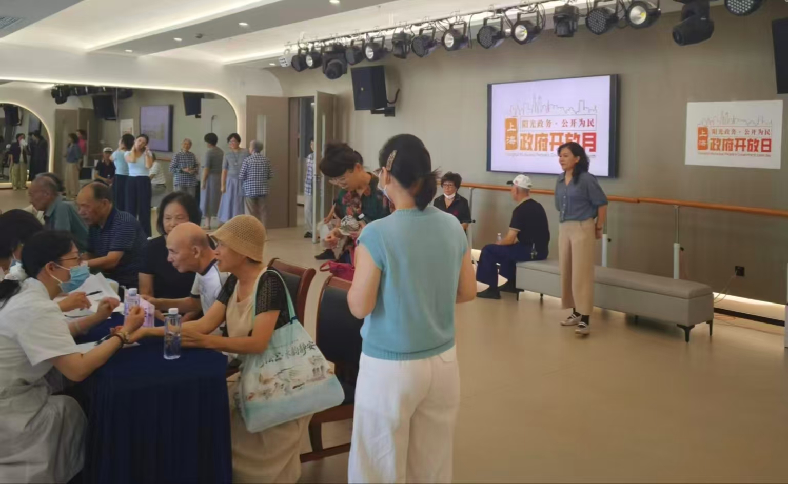 分诊现场.jpg 分诊现场.jpg