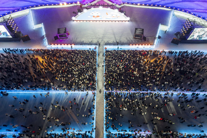 2025年1月31日,游客在哈尔滨冰雪大世界园区游玩(无人机照片)。新华社记者 张涛 摄.jpeg 2025年1月31日,游客在哈尔滨冰雪大世界园区游玩(无人机照片)。新华社记者 张涛 摄.jpeg