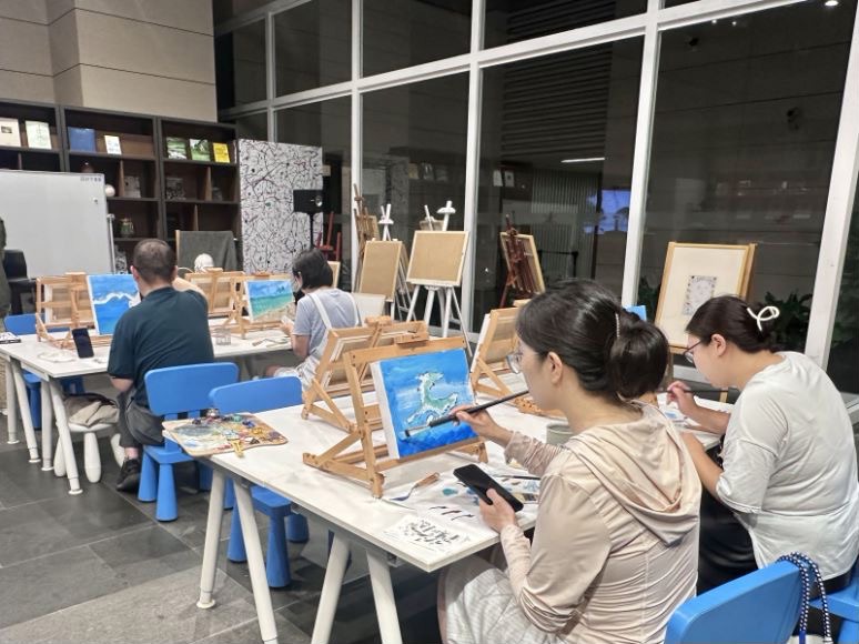 “油画Lab”吸引美术爱好者参与。 资料图片.jpeg “油画Lab”吸引美术爱好者参与。 资料图片.jpeg