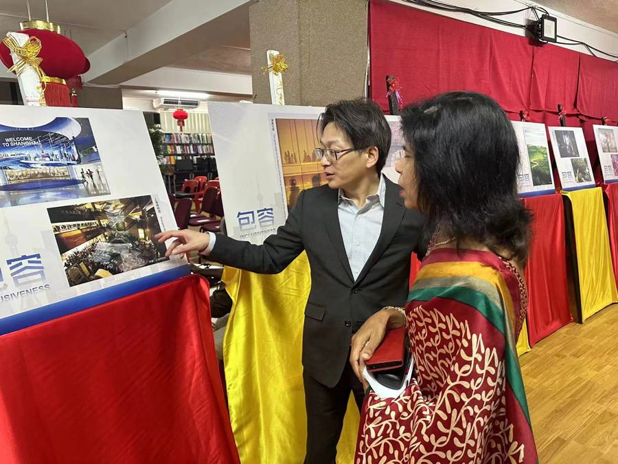 6月3日上午,《上海:无限可能》图片展在路易港毛里求斯国家图书馆开幕。 陈学军 摄.jpeg 6月3日上午,《上海:无限可能》图片展在路易港毛里求斯国家图书馆开幕。 陈学军 摄.jpeg