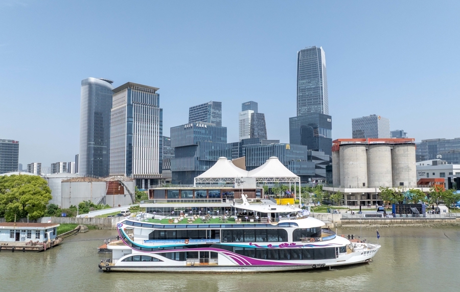 龙华码头昨天正式启用,首航游船停靠码头,即将出发。记者 孟雨涵 摄.jpg