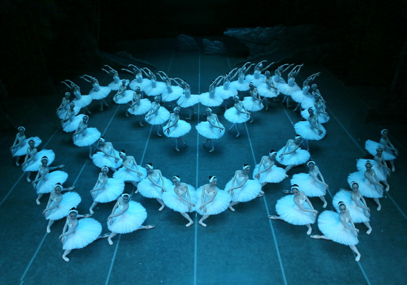 上海芭蕾舞团经典版《天鹅湖》剧照.jpeg