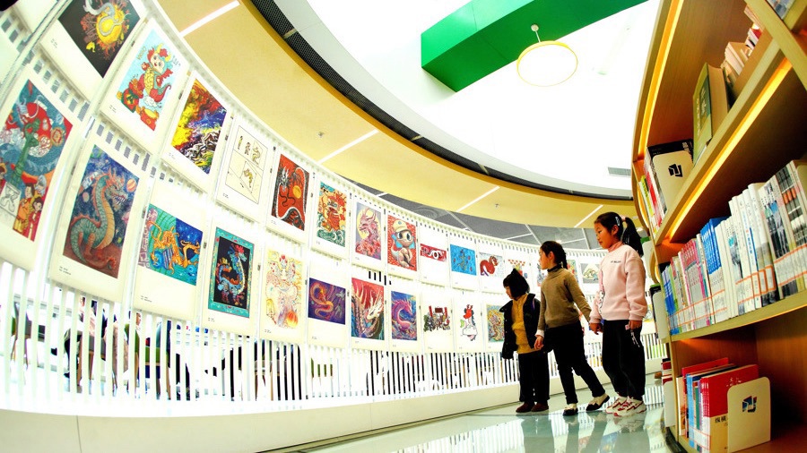 小读者参观“龙生肖儿童艺术特展”。 资料图片 .jpeg 小读者参观“龙生肖儿童艺术特展”。 资料图片 .jpeg