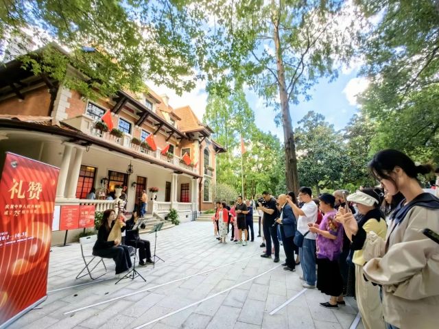 在焕新首秀的百代小楼南花园邂逅一场激情澎湃的音乐快闪.jpg 在焕新首秀的百代小楼南花园邂逅一场激情澎湃的音乐快闪.jpg