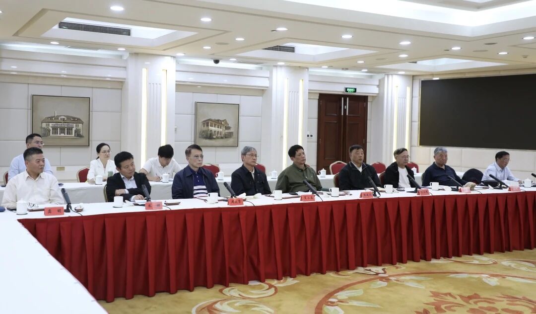 中共长宁区委召开党代会报告征求意见系列座谈会4.jpg