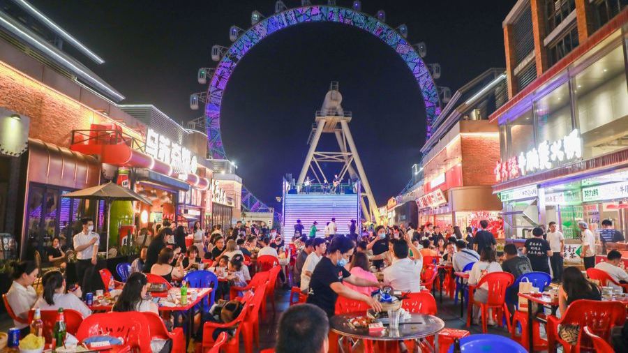 静安大悦城“夜食天台”人声鼎沸。 资料图片.jpg 静安大悦城“夜食天台”人声鼎沸。 资料图片.jpg