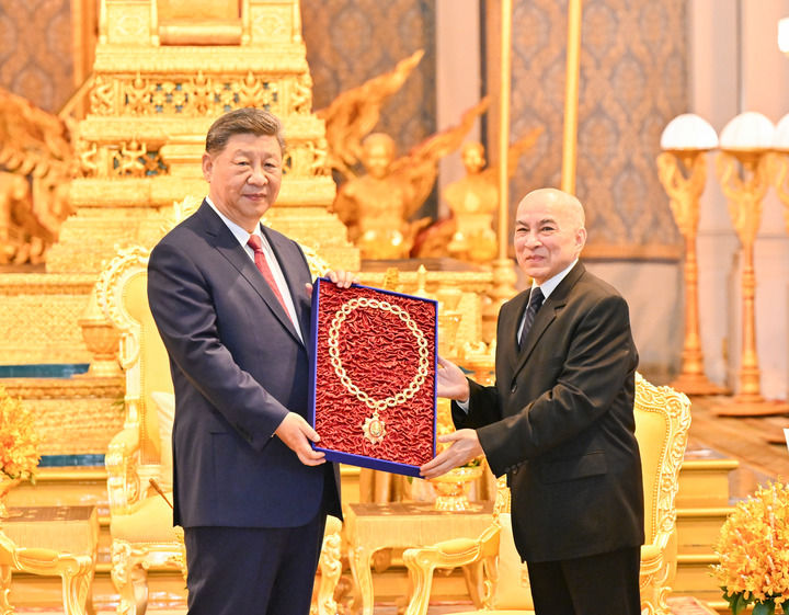 4月17日下午,柬埔寨国王西哈莫尼同中国国家主席习近平在金边王宫举行会见。这是西哈莫尼向习近平颁授“柬埔寨王国民族独立大项链级勋章”。新华社记者 殷博古 摄.jpg 4月17日下午,柬埔寨国王西哈莫尼同中国国家主席习近平在金边王宫举行会见。这是西哈莫尼向习近平颁授“柬埔寨王国民族独立大项链级勋章”。新华社记者 殷博古 摄.jpg