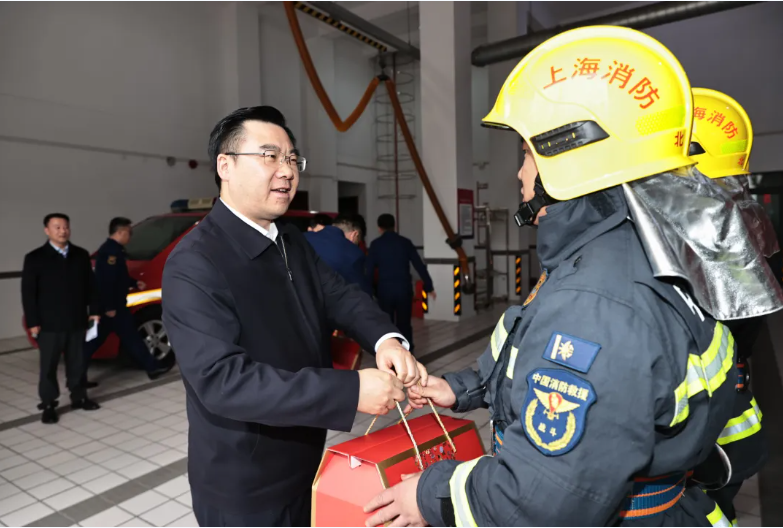 虹口区领导 调研区消防救援支队.png