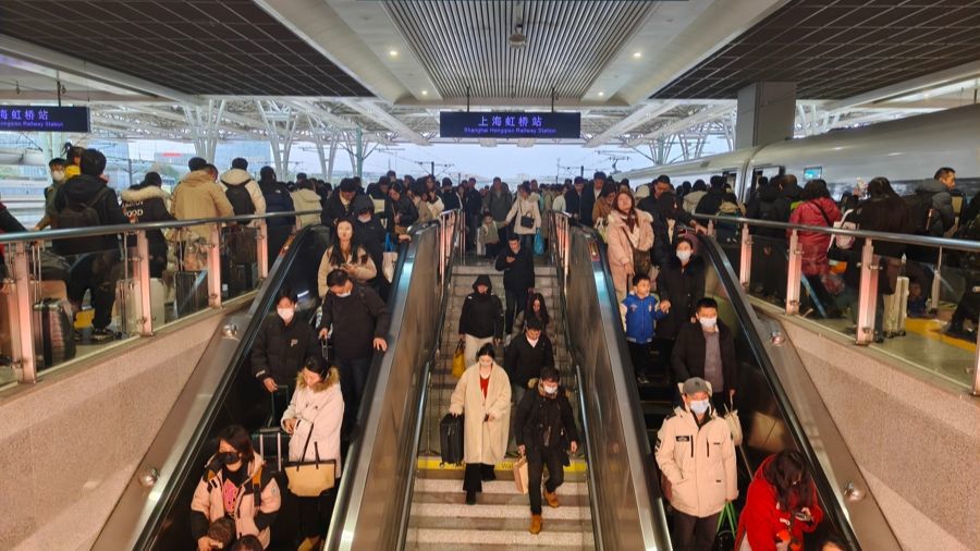 2月4日，上海虹桥站迎来客流高峰。记者 孟雨涵 通讯员 陈瑶 摄.jpg