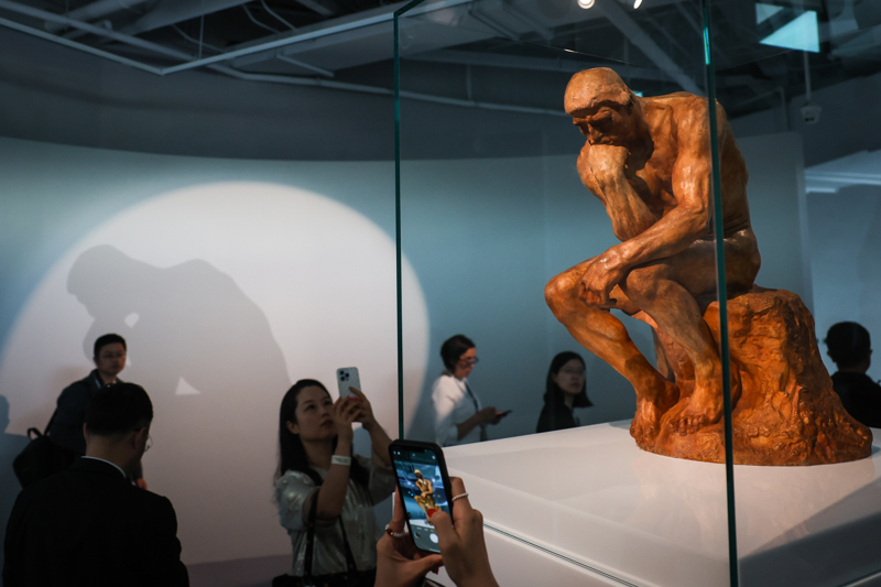 《思想者》彩色石膏吸引观众。记者 海沙尔 摄 .jpg 《思想者》彩色石膏吸引观众。记者 海沙尔 摄 .jpg