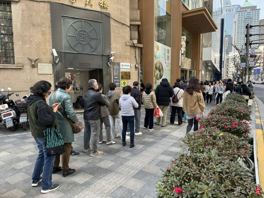 近日，市民在老字号王家沙总店前排起长队。 资料图片.jpeg