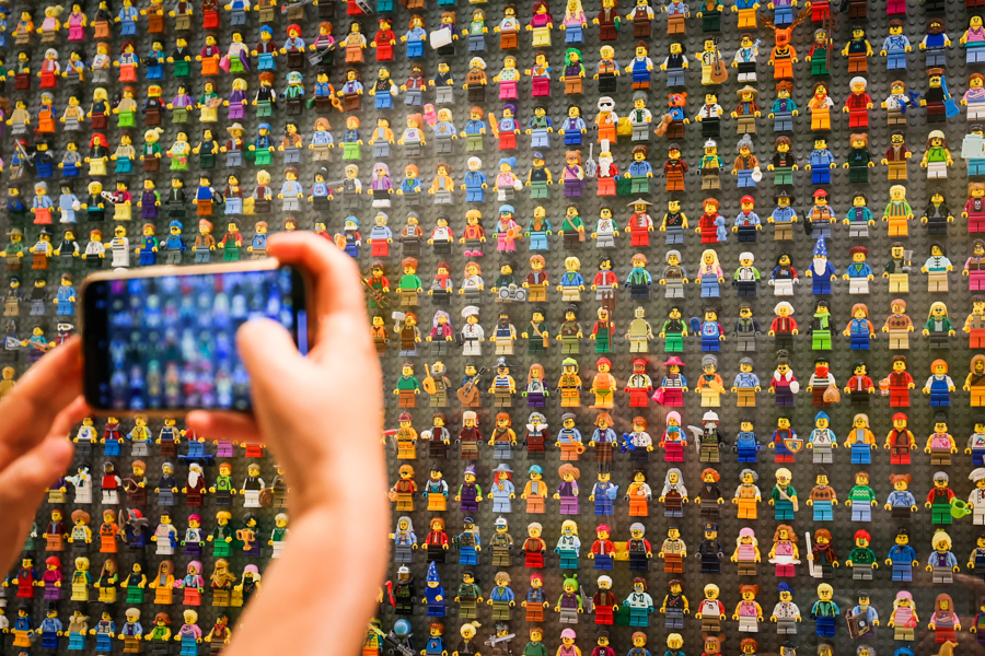 酒店一面人仔墙上共陈列了4330个不一样的小人仔。  .jpg