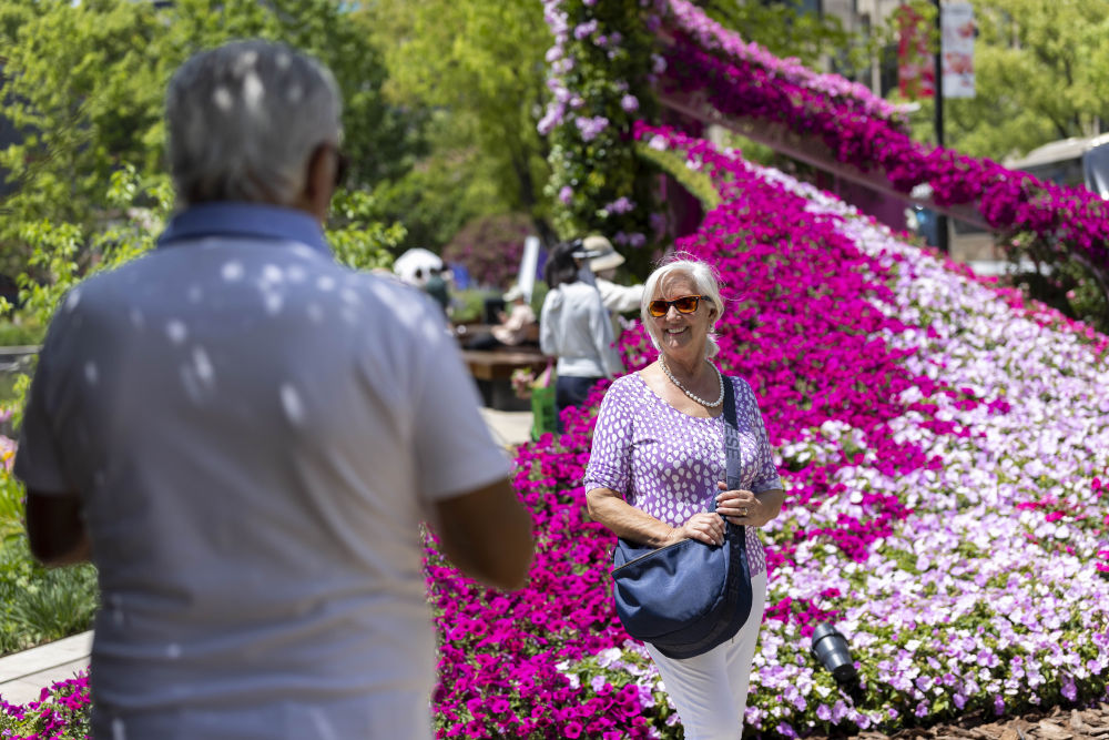 4月18日，外国游客在上海国际花展黄浦新天地主会场留影。新华社记者王翔 摄.jpeg