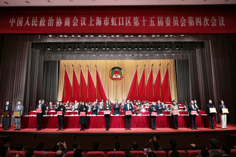 会上对先进集体和个人进行了表彰.png 会上对先进集体和个人进行了表彰.png