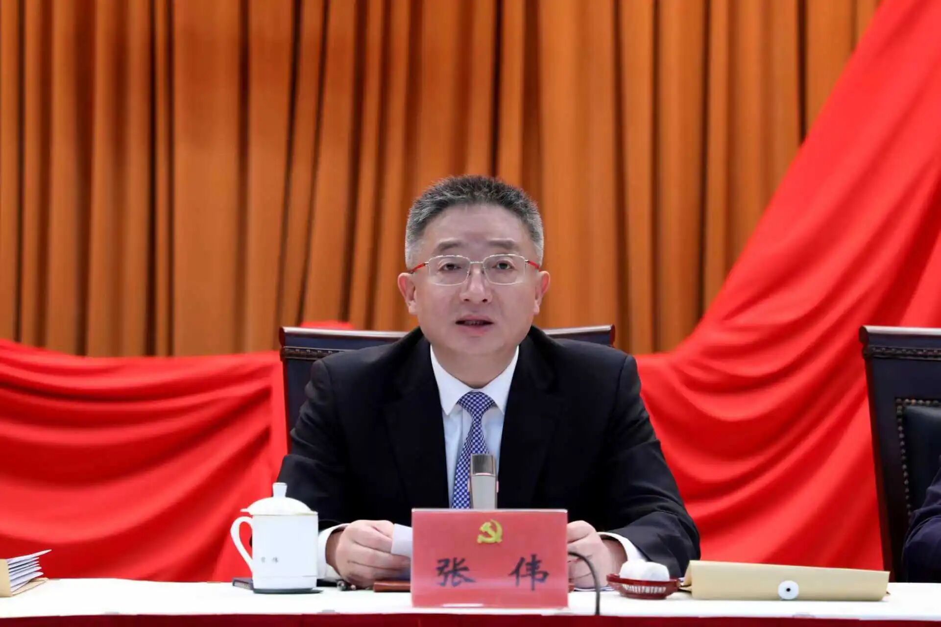 巩固提升四大特质、加快实施四大战略,奋力打造“大虹桥东引擎”、建强“大都市西门户”! 十一届区委十一次全会绘就长宁未来发展新蓝图2.jpg