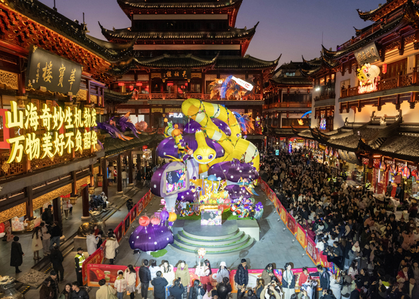 豫园中心广场上呈现“天地人和,金蛇献瑞”的热闹景象。记者 孟雨涵 摄 .jpg 豫园中心广场上呈现“天地人和,金蛇献瑞”的热闹景象。记者 孟雨涵 摄 .jpg
