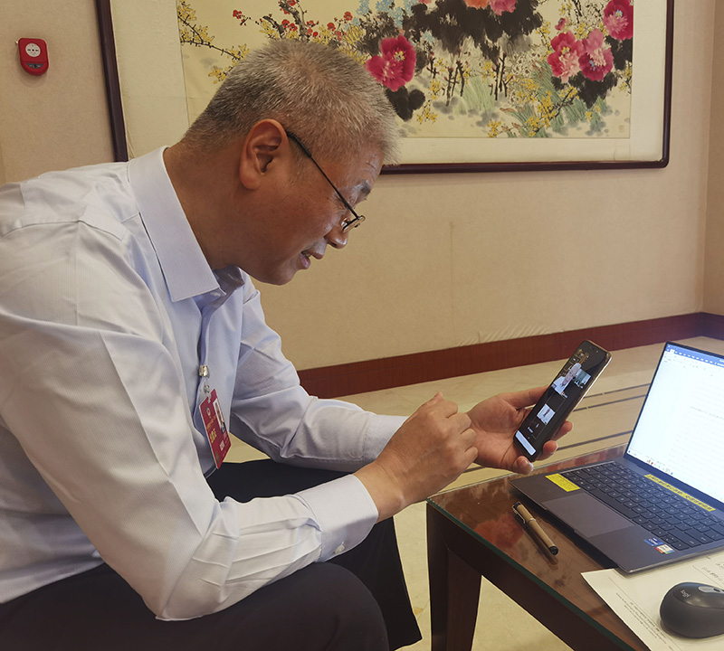 3月8日,全国政协委员汪鹏飞在驻地与科技部工作人员连线.jpg 3月8日,全国政协委员汪鹏飞在驻地与科技部工作人员连线.jpg