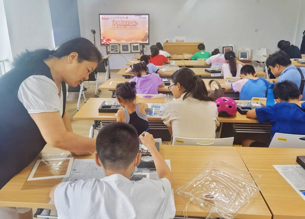 大师进社区，向新泾镇居民当面展现非遗之美3.jpg