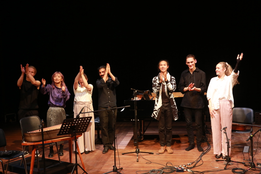 《开天记》演出团队向观众致意.jpeg 《开天记》演出团队向观众致意.jpeg