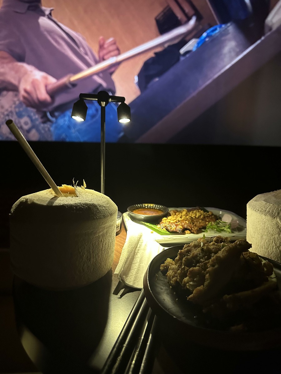 “边吃边看”的佰映三克映画影院开业后,很快走红。 受访者供图 .jpeg “边吃边看”的佰映三克映画影院开业后,很快走红。 受访者供图 .jpeg