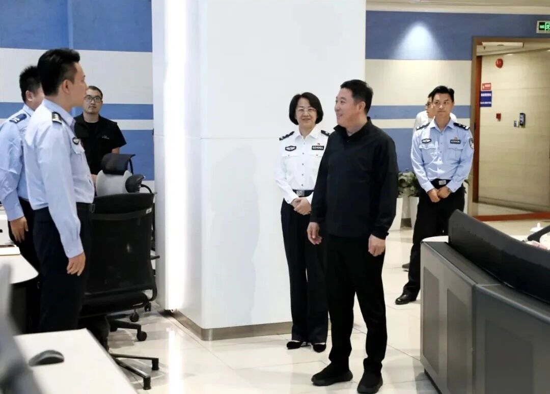 长宁区委书记孔福安国庆节日期间检查城区运行安全保障工作2.jpg