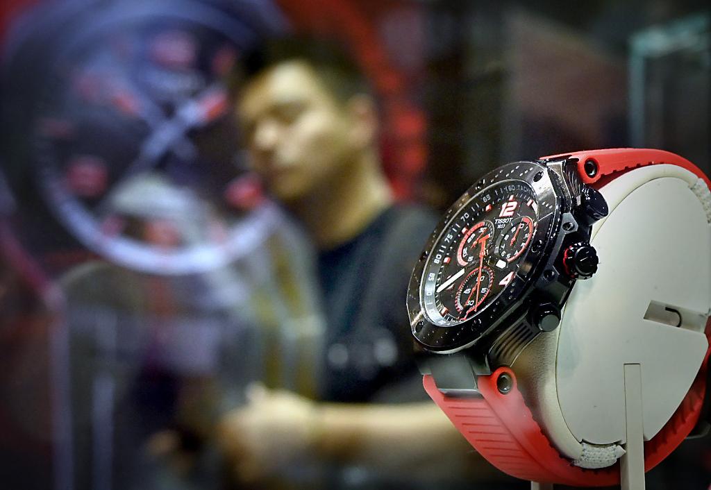 4月13日，消博会5号馆精品名表展示区一角。（王颂 摄）.jpg