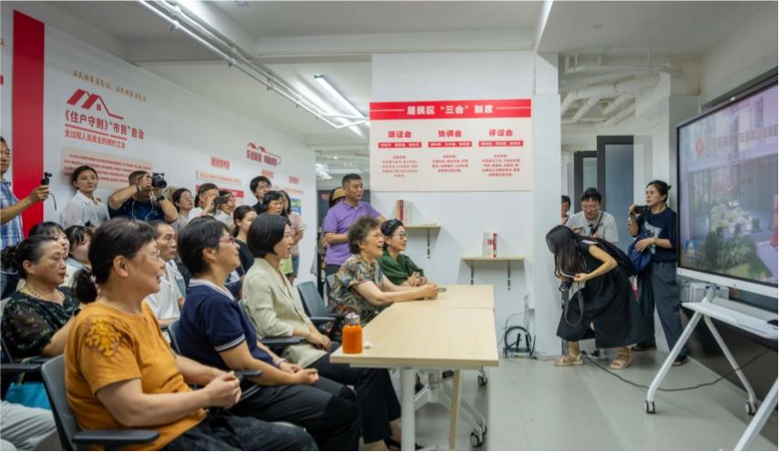 昨晚 市民新村居民区党群服务站内热闹非常 “太激动了，总书记走进了我们家”