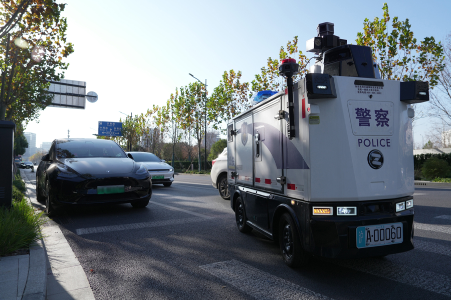 警用无人驾驶装备上路执法。.jpg