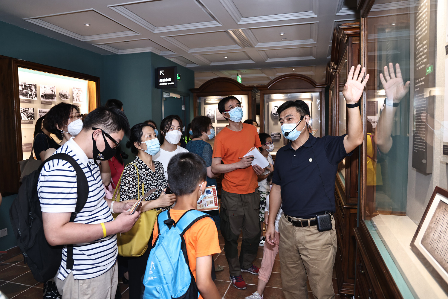 讲解员带领市民有序参观上海体育博物馆的四个展厅