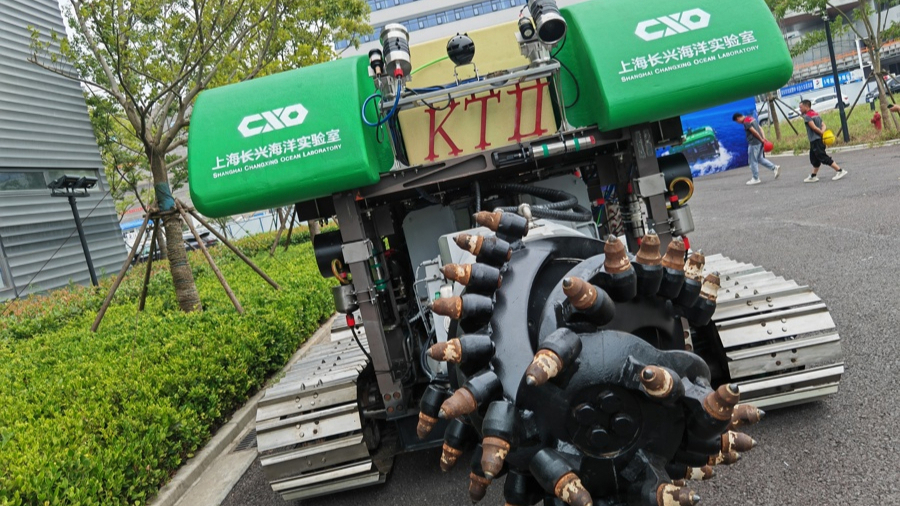 位于上海长兴海洋实验室的深海重载作业采矿车工程样机“开拓二号”。 .jpg 位于上海长兴海洋实验室的深海重载作业采矿车工程样机“开拓二号”。 .jpg