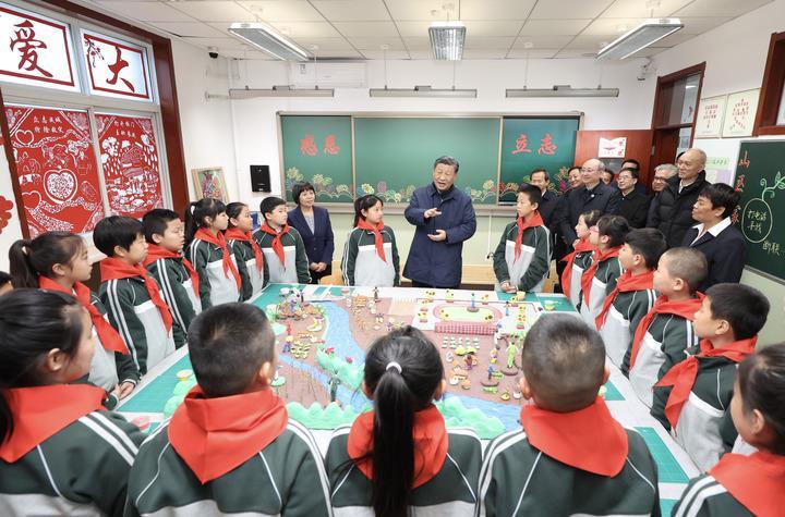 这是10日上午,习近平在北京门头沟妙峰山民族学校,同师生们亲切交流。新华社发(盛佳鹏摄).jpeg 这是10日上午,习近平在北京门头沟妙峰山民族学校,同师生们亲切交流。新华社发(盛佳鹏摄).jpeg