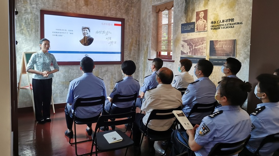 袁梦正在演绎情景党课《足迹:红色序曲》。 中国劳动组合书记部旧址陈列馆供图.jpeg 袁梦正在演绎情景党课《足迹:红色序曲》。 中国劳动组合书记部旧址陈列馆供图.jpeg