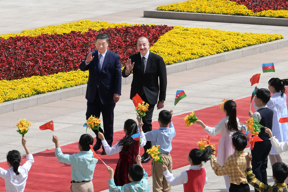 这是会谈前,习近平在人民大会堂东门外广场为阿利耶夫举行欢迎仪式。新华社记者 李涛 摄.jpg 这是会谈前,习近平在人民大会堂东门外广场为阿利耶夫举行欢迎仪式。新华社记者 李涛 摄.jpg