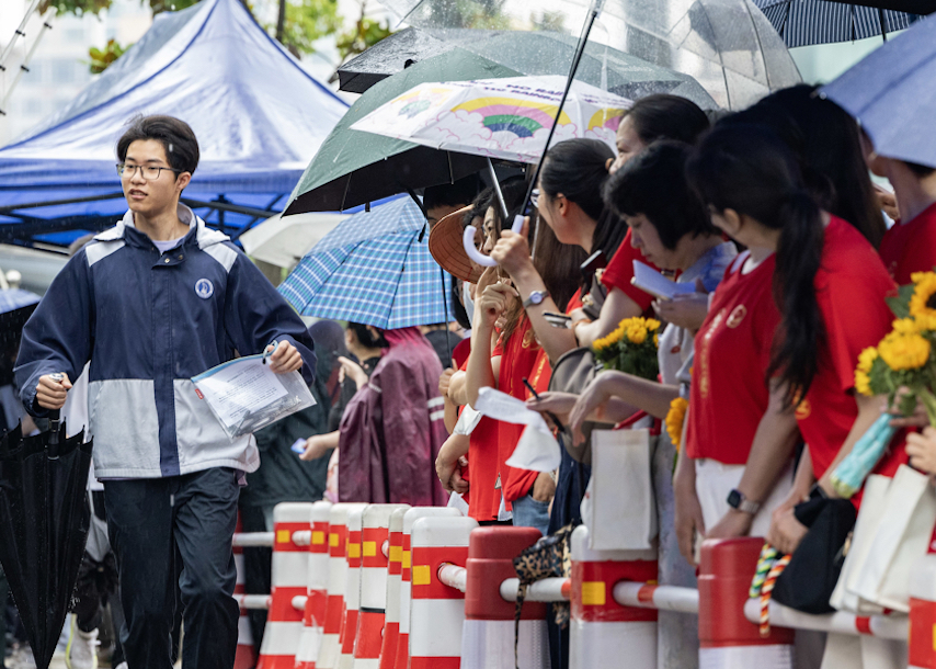 高考首日 雨中鼓劲