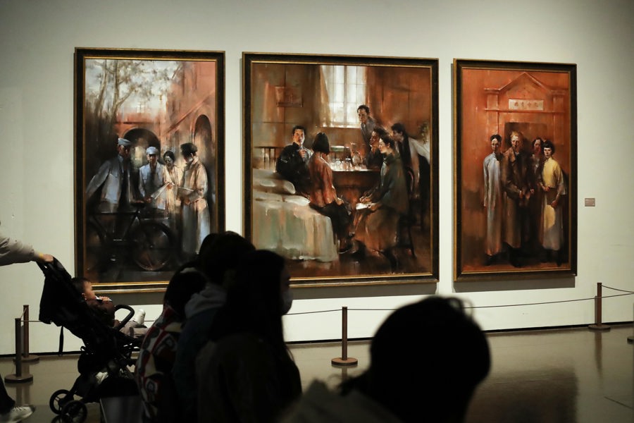 观众在欣赏油画《团中央旧址》.jpeg 观众在欣赏油画《团中央旧址》.jpeg