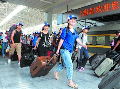 新疆、西藏学生分批抵沪准备开学