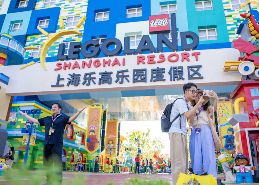 上海乐高乐园开园 游客提前两小时抵达:“乐高终于来到家门口,期待已久!”