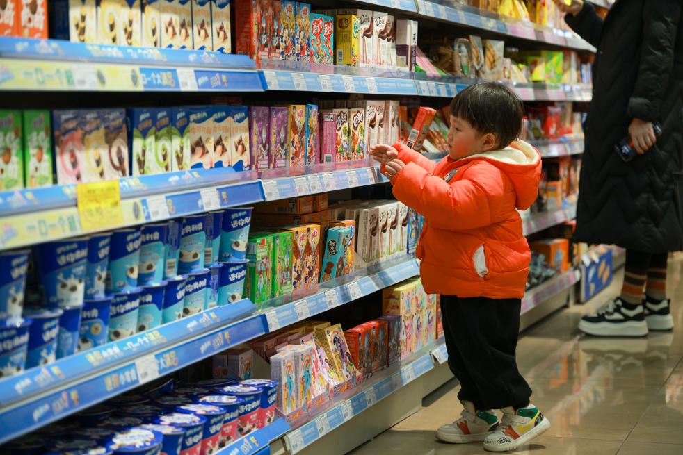 3月9日,小朋友在山东省枣庄市薛城区一家超市选购商品。.jpeg 3月9日,小朋友在山东省枣庄市薛城区一家超市选购商品。.jpeg