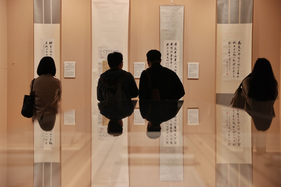观众在上博东馆赵朴初书法艺术馆欣赏其书法作品。记者 赖鑫琳 摄.jpg 观众在上博东馆赵朴初书法艺术馆欣赏其书法作品。记者 赖鑫琳 摄.jpg