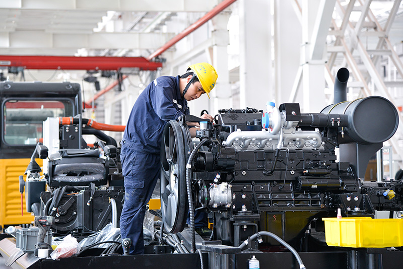 工人在位于重庆两江新区的三一重工西南地区首个智能化“灯塔工厂”项目内作业.jpeg 工人在位于重庆两江新区的三一重工西南地区首个智能化“灯塔工厂”项目内作业.jpeg