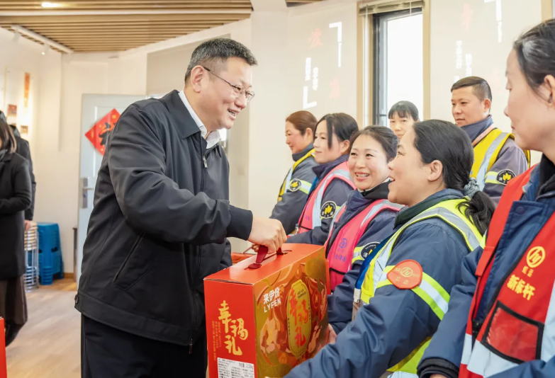 虹口区领导检查春节期间城区保障工作，慰问一线人员.png