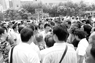 被动迁居民团团围住的张国樑耐心解释相关政策 被动迁居民团团围住的张国樑耐心解释相关政策